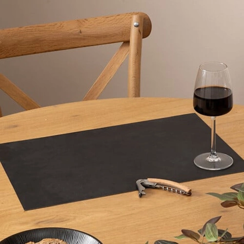 Černá obdélníková prostírka 45x30 cm do jídelny moderní 5five