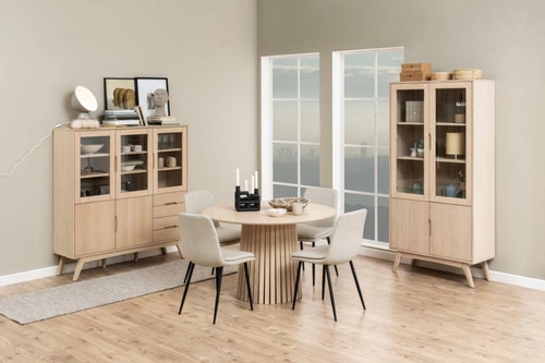 Čalouněná jídelní židle Becca béžová moderní na černých kovových nohách