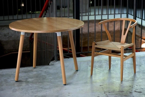 Dřevěná jídelní židle Wicker Color s područkami ve stylu boho inspirovaná Wishbone