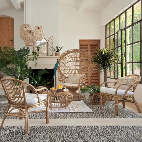 Ratanové křeslo Takta boho do obýváku s područkami a bílým polštářem Atmosphera