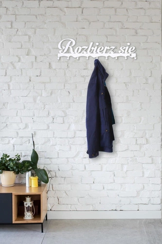 Intesi Rozbierz se bílý moderní kovový nástěnný věšák do předsíně s nápisem