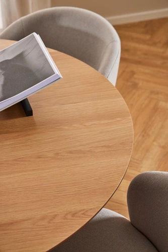 Otočená čalouněná židle Darlene Actona béžová moderní do jídelny a obýváku