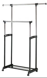 Stojanový věšák na oblečení Tezza černý loftový s nastavitelnou šířkou a výškou