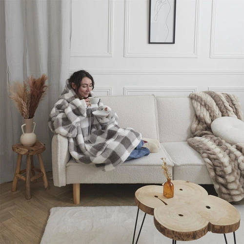 Hřejivá deka s kapucí Intesi snuddie šedá kostka na gauč do obýváku