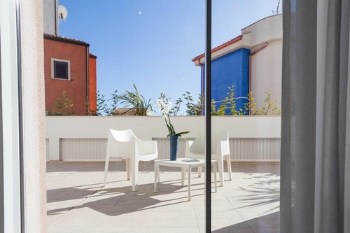 Zahradní židle Coccolona béžová plastová stohovatelná moderní s područkami SCAB Design