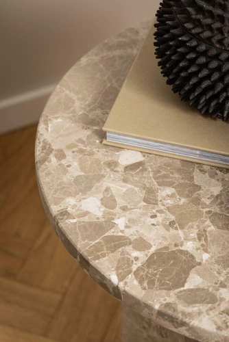 Kulaty mramorový konferenční stolek Naxos 50 cm hnědý moderní do obýváku Actona