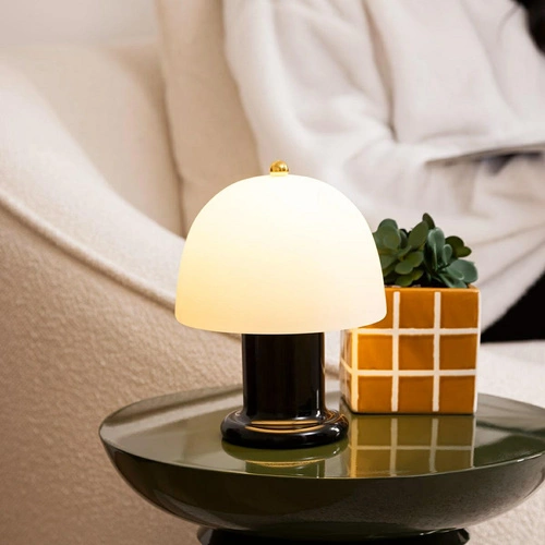 Moderní noční LED lampička Rick černá Atmosphera do ložnice a obýváku, skleněné stínidlo 21 cm