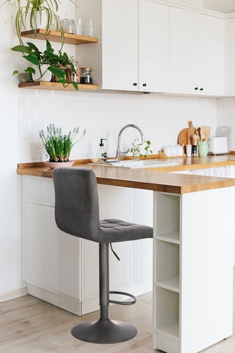 Barová židle Dafne VIC černý samet s opěradlem, výškově nastavitelná, otočná ke kuchyňské lince a ostrůvku