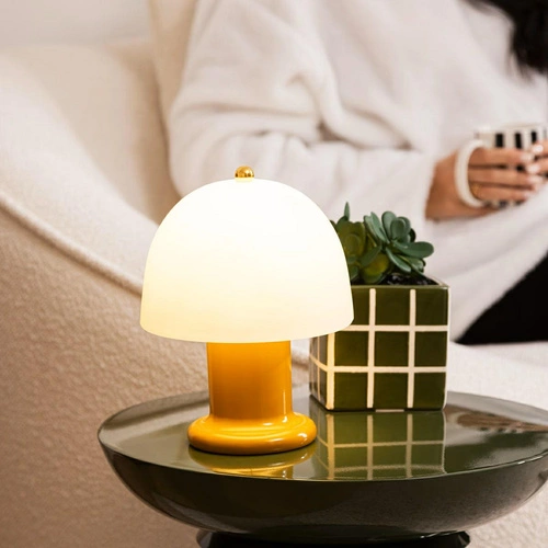 Moderní LED noční lampička Rick Atmosphera 21 cm žlutá do ložnice a obývacího pokoje na baterie