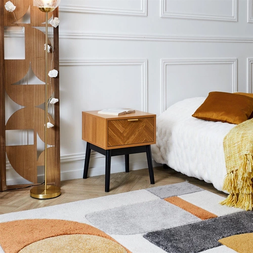 Noční stolek Felix 40 cm z přírodní borovice – moderní styl s dekorativním čelem