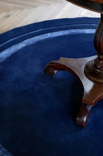 Kulatý koberec Redbrook Midnight 150x150 tmavě modrý moderní vlněný do obýváku Laura Ashley