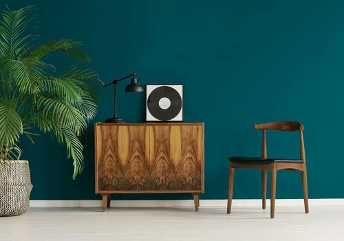 Dřevěná jídelní židle Codo inspirovaná Elbow Chair, čalouněná hnědou ekokůží