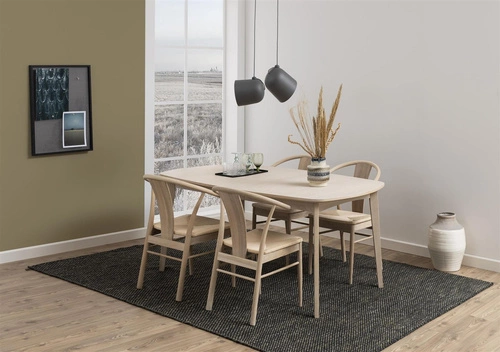 Dřevěná jídelní židle s područkami a výpletem Janik Actona ve skandinávském stylu