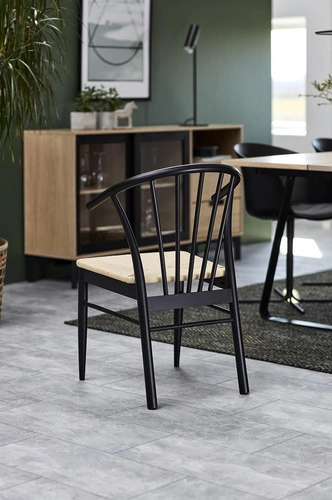 Dřevěná jídelní židle s područkami Cassandra Actona boho skandinávská černá