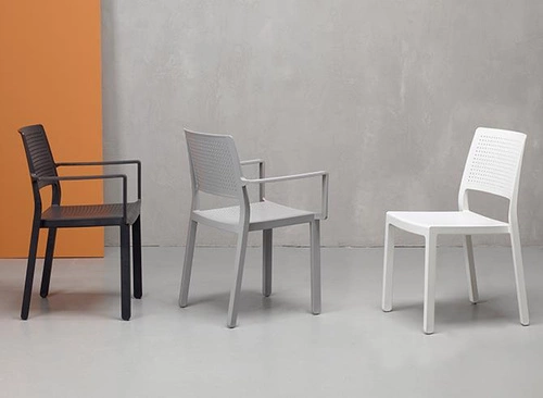 Zahradní židle Emi Arm bílá plastová stohovatelná s područkami SCAB Design