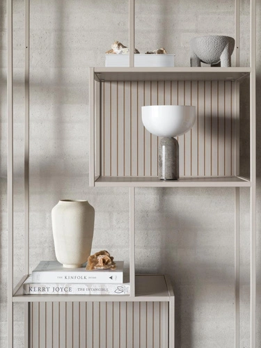 Industriální regál Seaford II Actona béžový na knihy do obýváku 77 cm