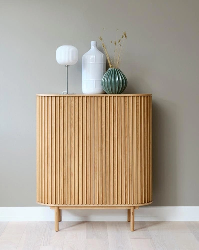 Komoda Carno dřevěná rýhovaná na nožičkách do obýváku 110 cm