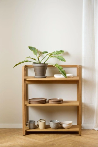 Dřevěná knihovna Actona Ludza, 3 police, přírodní dub, skandinávský styl do obýváku