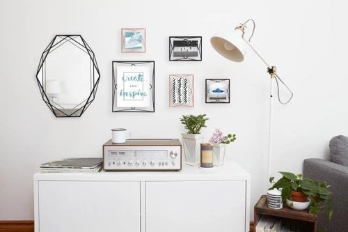 Černé šestiúhelníkové nástěnné zrcadlo Prisma Umbra moderní do předsíně