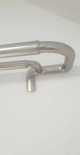 Dvojitá garnýž Umbra Twilight stříbrná nastavitelná 76–213 cm pro zatemňovací závěsy