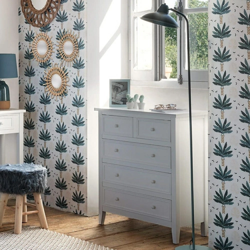 Bílá komoda se zásuvkami Charme 5 zásuvek klasická do ložnice a obýváku Atmosphera