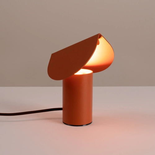 Stolní LED lampa BISCUIT značky Thoro Lighting v odstínu červené okry z hliníku