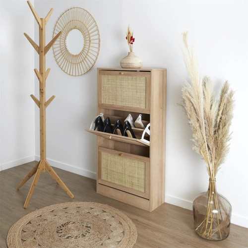 Vysoká přírodní botníková skříň Bali se třemi policemi a ratanovými boho dvířky