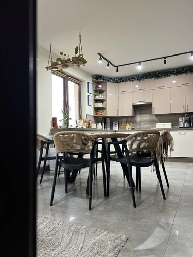 Jídelní židle Osma Intesi černá, polypropylen, stohovatelná, snadné čištění, s područkami