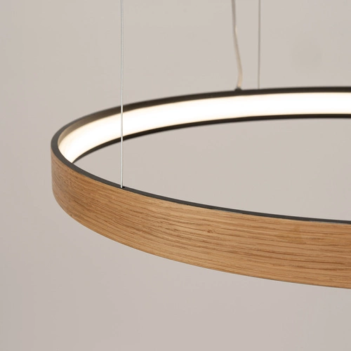 Moderní LED lustr RIO_EIK 78 z dubu do obýváku a jídelny Thoro 79 cm