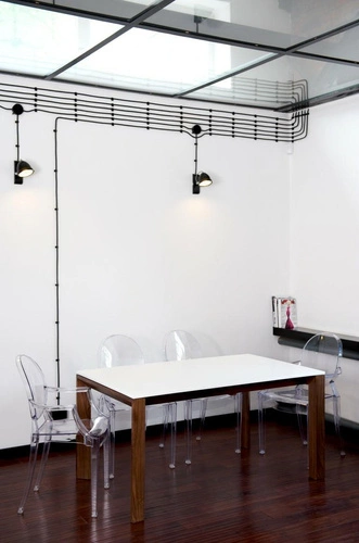 Průhledná židle Royal D2.DESIGN s područkami ve stylu Ludvíka do jídelny a obývacího pokoje