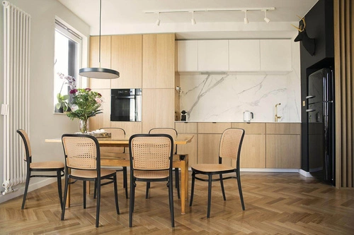 Jídelní židle Antonio Intesi černá plastová stohovatelná ve stylu Thonet