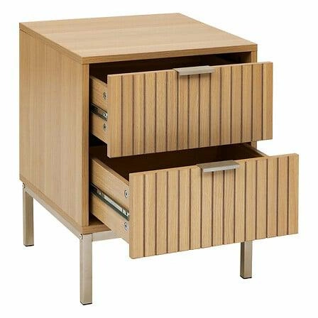 Noční stolek Atmosphera Tasso přírodní s drážkovaným čelem, zlatou podstavou a dvěma zásuvkami, šířka 40 cm