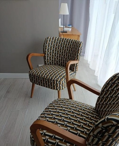 Odpočinkové křeslo Chiara s podnožkou, hnědé čalouněné, do retro obývacího pokoje, s područkami Atmosphera