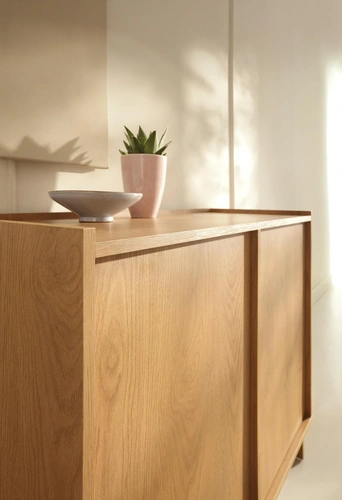 Komoda Nagoja 98 cm do moderního obývacího pokoje v barvě karamelový dub