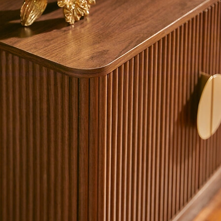 Dřevěný TV stolek Wany 140 cm japandi ořech, frézovaný, stojící do obýváku Atmosphera