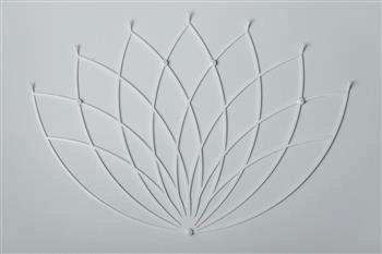 Kovový nástěnný věšák Lotos bílý moderní do předsíně POLYHEDRA 68 cm