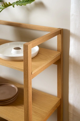 Dřevěná knihovna Actona Ludza, 3 police, přírodní dub, skandinávský styl do obýváku