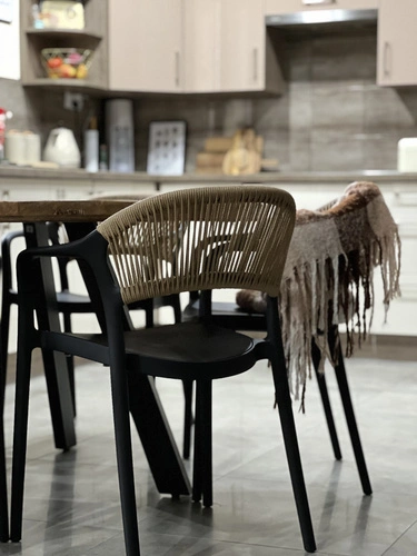 Jídelní židle Osma Intesi černá, polypropylen, stohovatelná, snadné čištění, s područkami