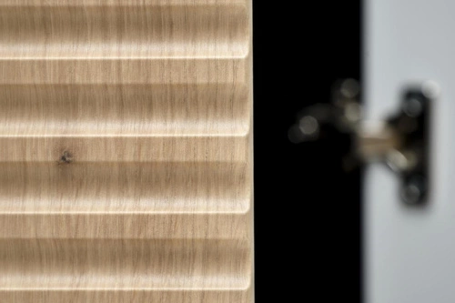 Moderní šatní skříň Nihala dub artisan černá s policemi do ložnice hloubka 53 cm