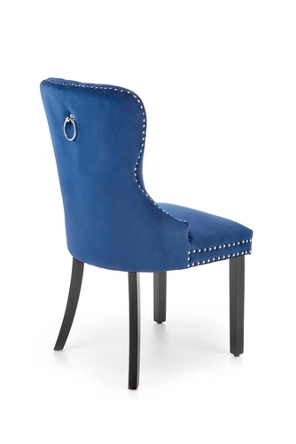 Jídelní židle Charlotte Intesi čalouněná sametem v námořnické modři s dřevěnými nohami glamour