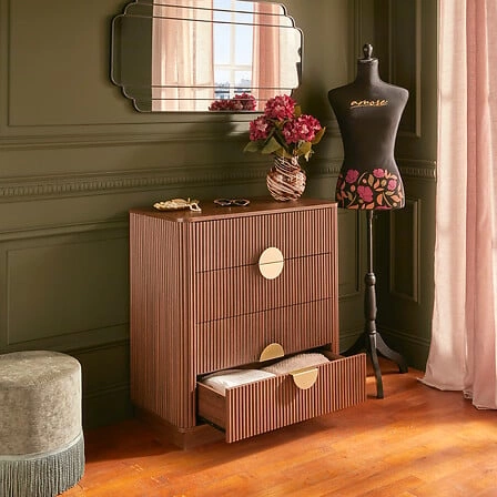 Moderní ořechová komoda Wany 80 cm s frézovanými zásuvkami do obýváku a ložnice Atmosphera