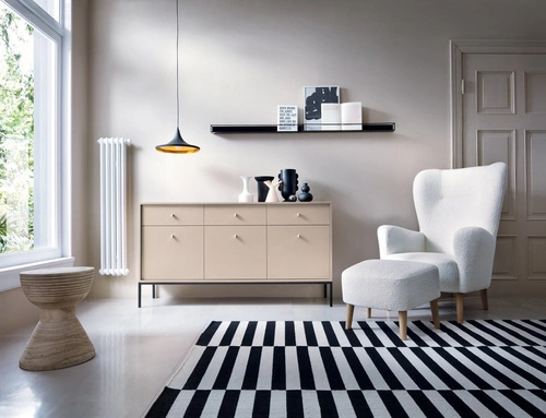 Moderní béžová komoda Evora se zásuvkami na vysokých nohách 154 cm do obýváku Intesi