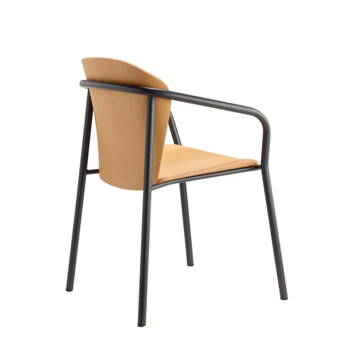 Jídelní židle dřevěná Finn SCAB Design moderní s područkami stohovatelná