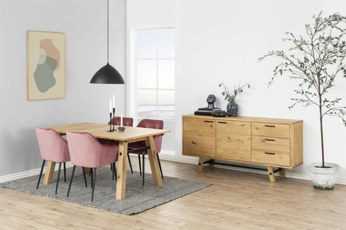 Čalouněná židle Brooke Actona sametová mušle glamour červená s područkami do obýváku