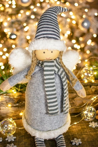 Figurka anděla se zavěšenýma nohama šedá