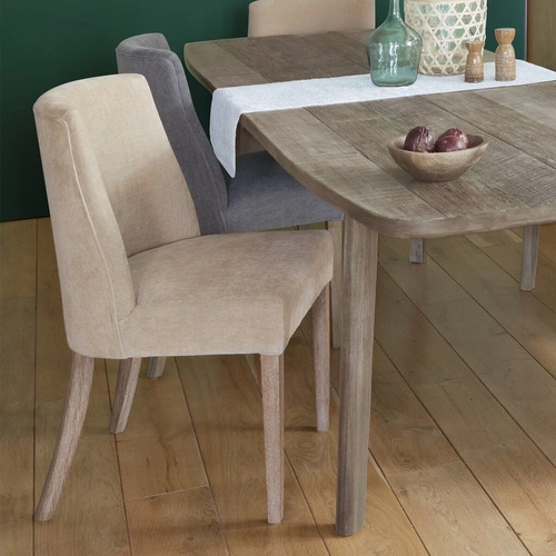 Čalouněná jídelní židle Livia Atmosphera béžová skandinávská s dřevěnými nohami