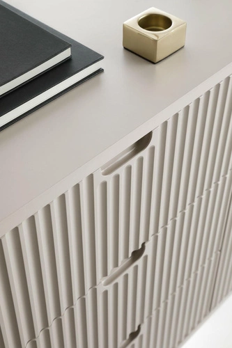 Moderní béžová komoda Seda s drážkováním a zásuvkami na zlatých nožkách do obýváku