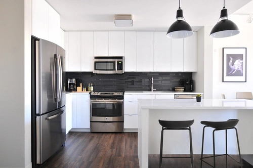 Barová stolička bez opěradla Grego černá moderní do kuchyně a k ostrůvku 75 cm Intesi