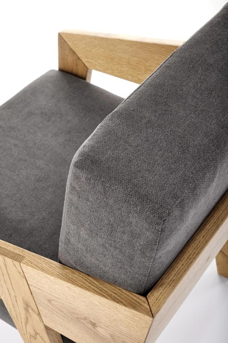 Šedé skandinávské křeslo Davero s dubovými nohami, čalouněné do obýváku