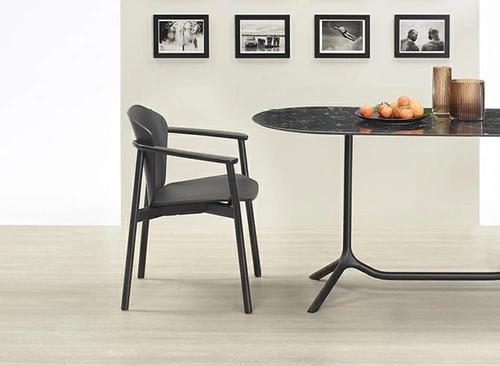 Jídelní židle s područkami Finn SCAB Design černá dřevěná moderní stohovatelná